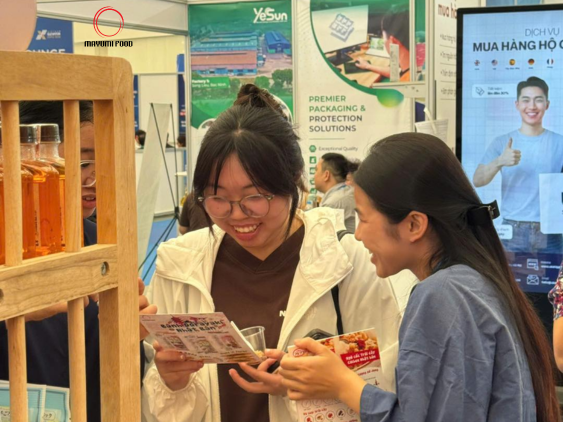 khach-hang-den-trai-nghiem-truc-tiep-hoi-cho