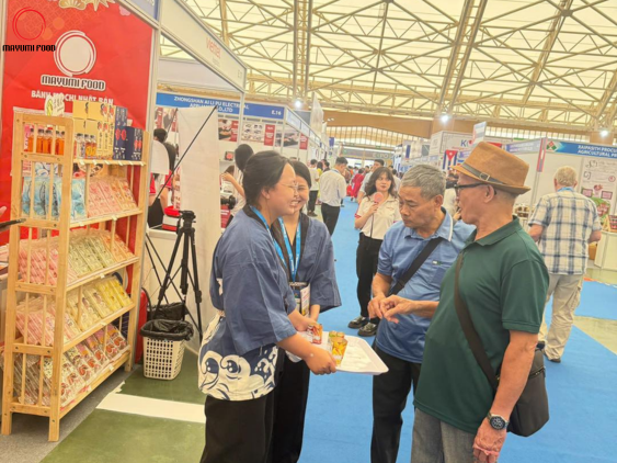 khach-hang-tham-gia-trai-nghiem-truc-tiep-san-pham-tai-hoi-cho