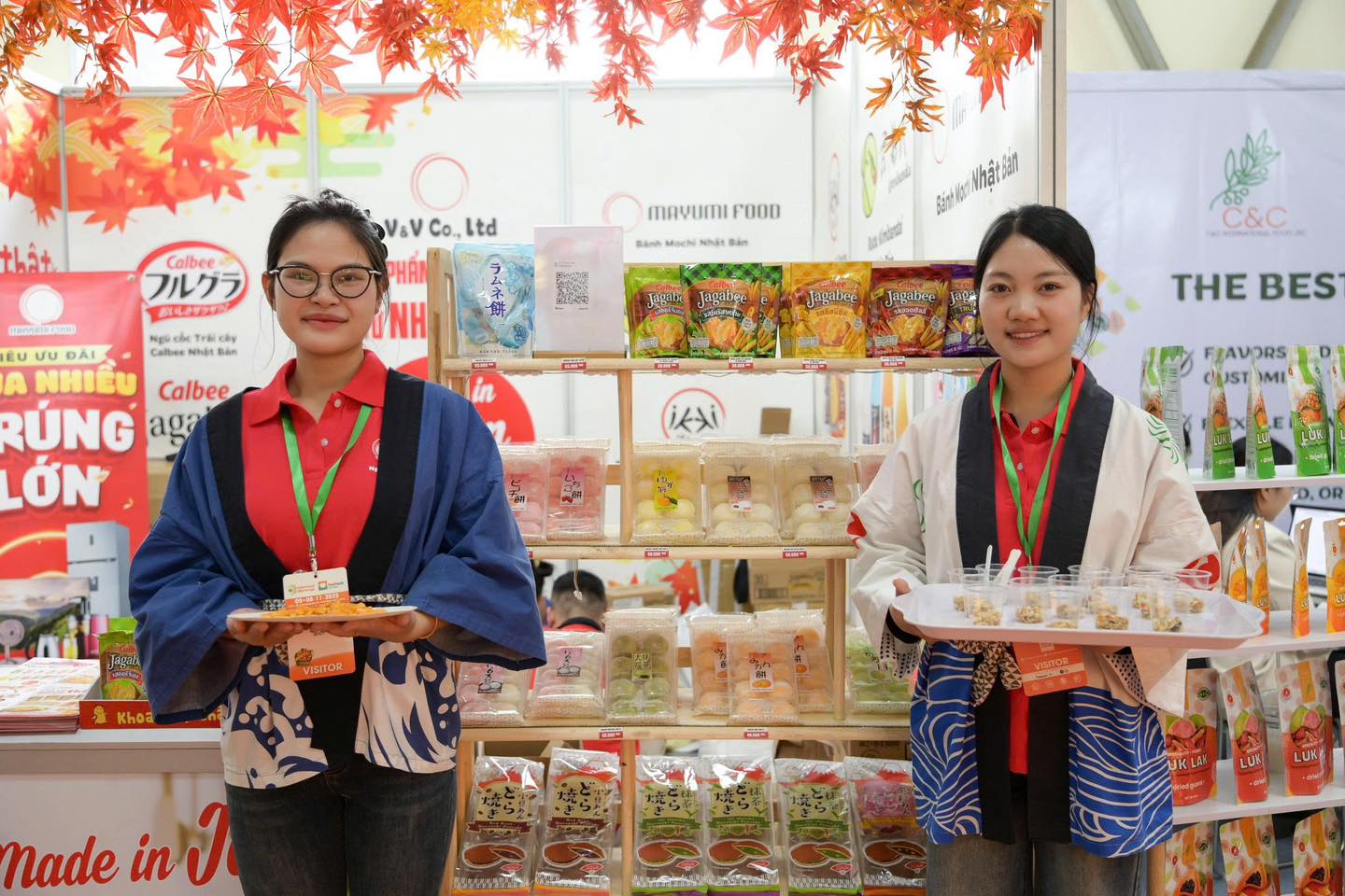 pg-moi-khach-dung-thu-ngu-coc-Calbee-tai-ke-trung-bay-san-pham