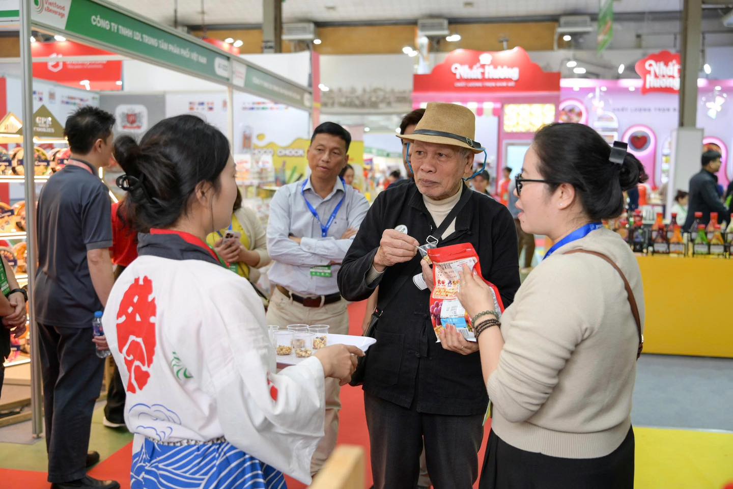 khach-hang-dung-thu-ngu-coc-Calbee-do-truyen-thong